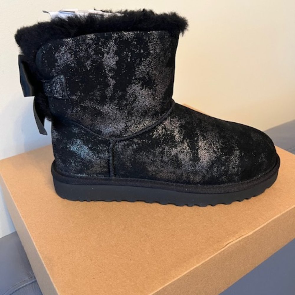 NEW UGG® Mini Bailey Bow Glimmer Boot - size 8
